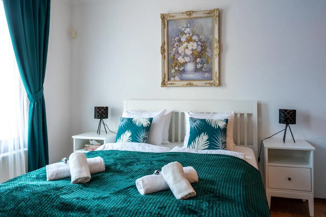 Apartment Romantic Studio Secret Garden Budapest