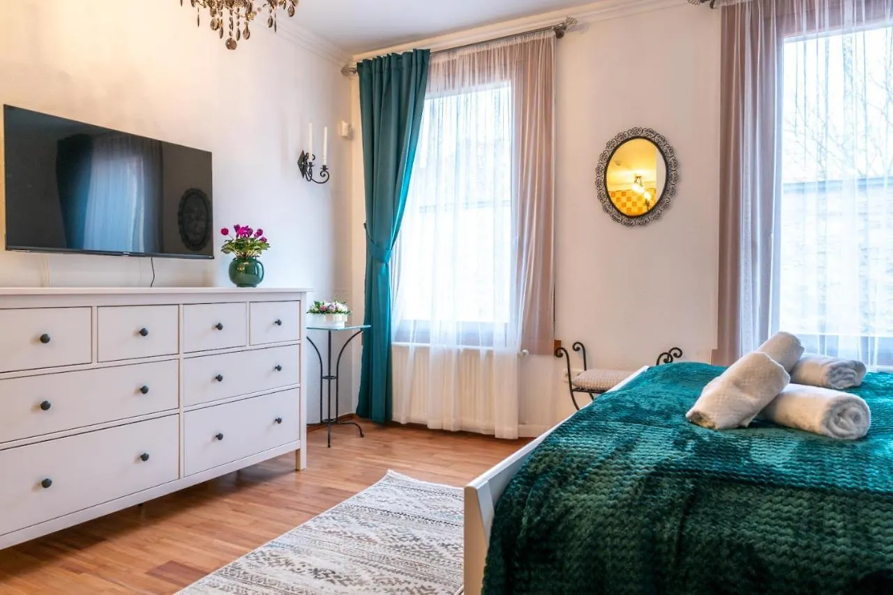 Apartment Romantic Studio Secret Garden Budapest