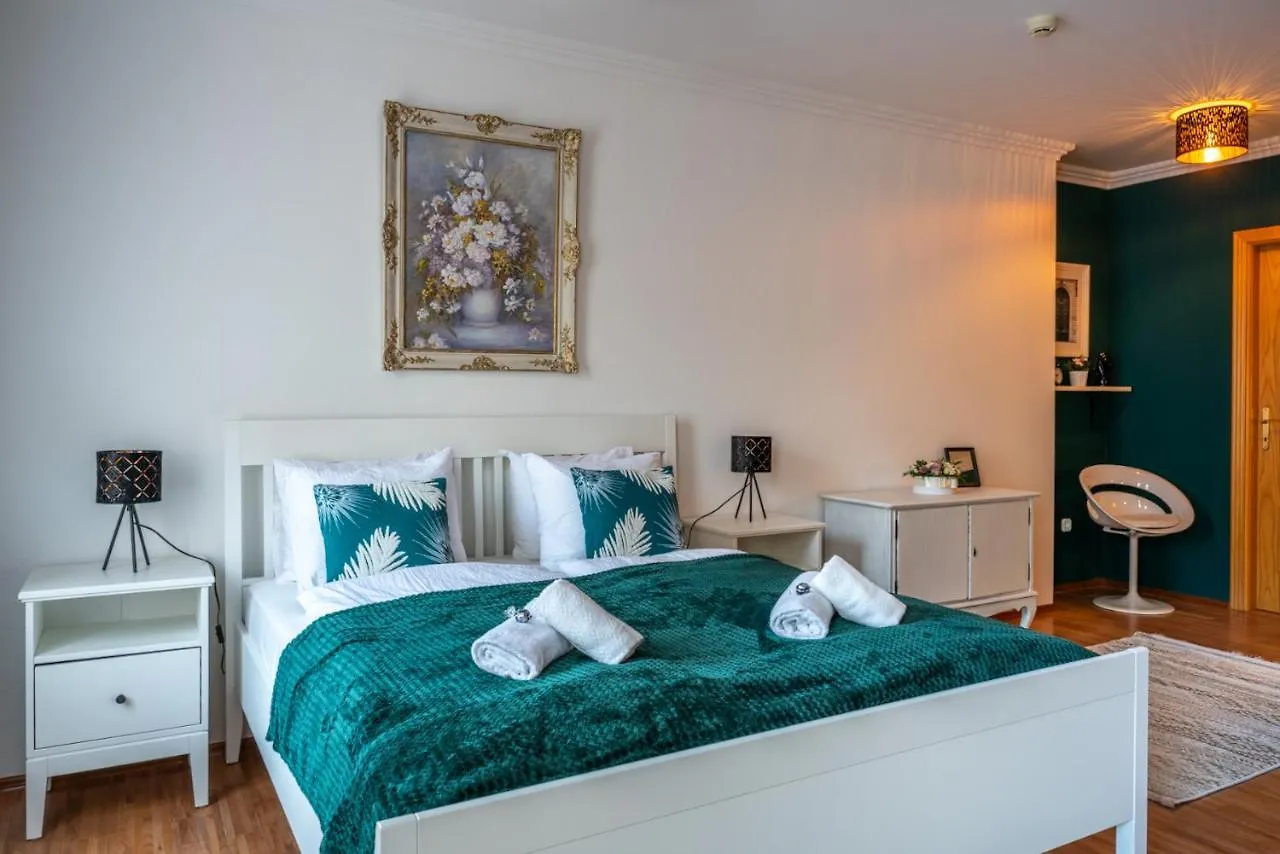 Apartment Romantic Studio Secret Garden Budapest